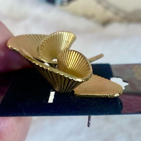 Avon Vintage 1986 Fan Twist Earrings Gold Tone Geometric S Shape Post Back - Picture 2 of 5